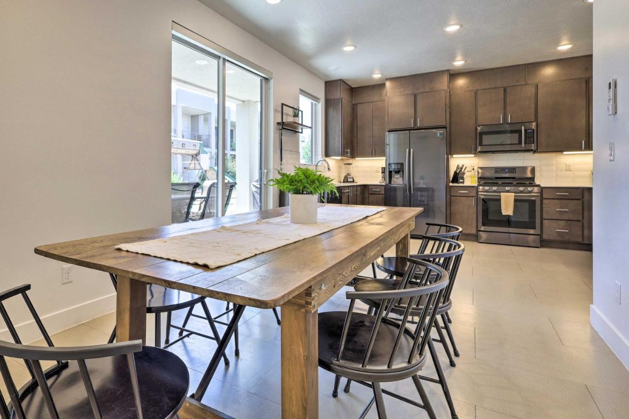 Sunny Townhome And Balcony And Pool Access